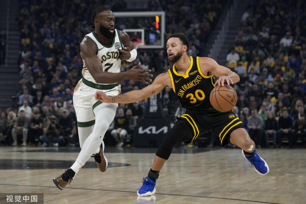 他在禁区倒 他在禁区倒